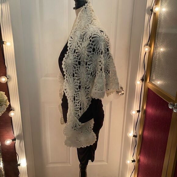 Gertz 100% acrylic knitted shawl, made in Japan 🇯🇵 - Picture 3 of 10